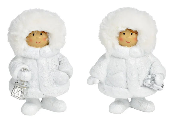 Niños con abrigos blancos